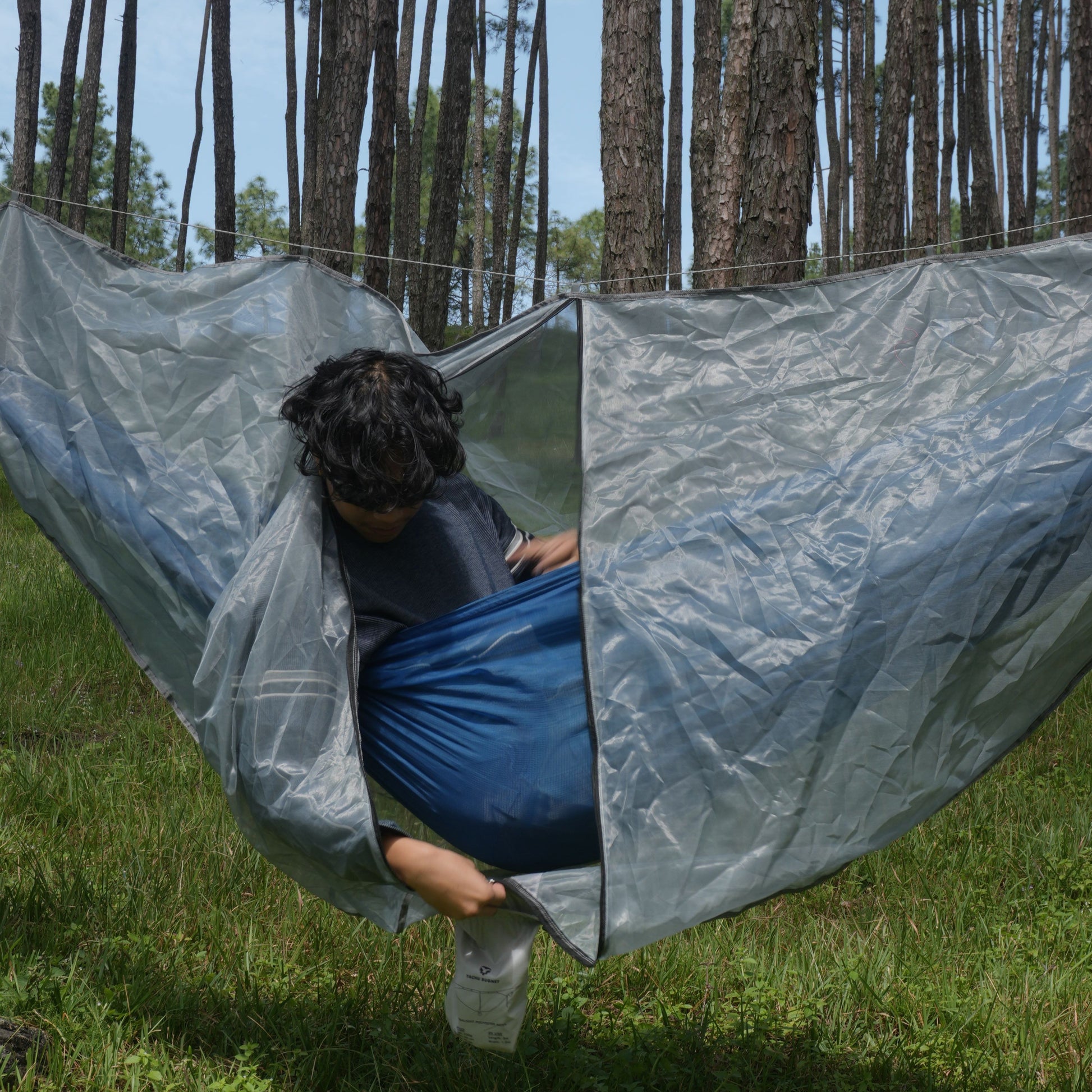 Zippered hammock mosquito net for secure entry and exit