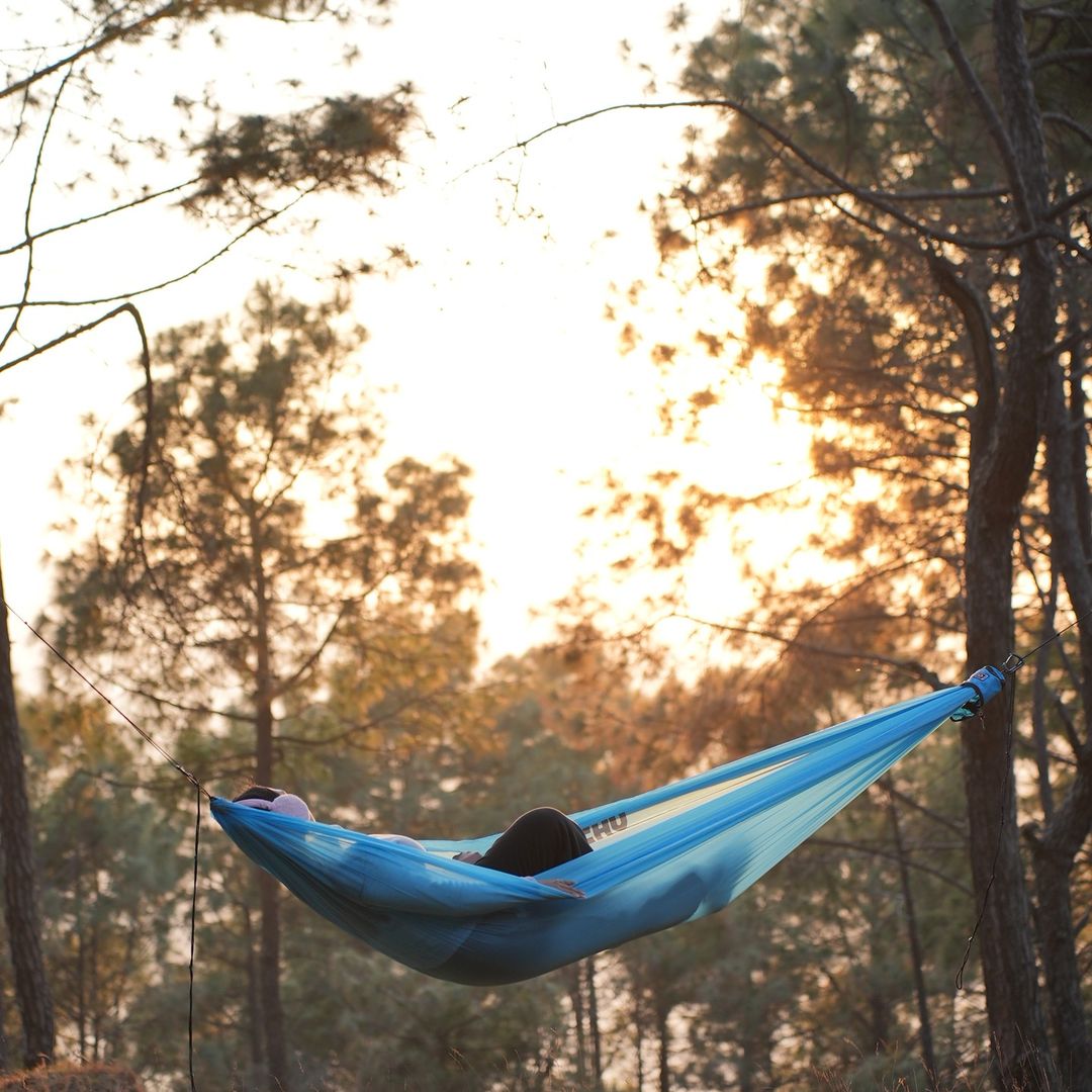 Easy-connect hammock compatible with aluminum carabiners