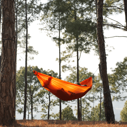 Minimalist hammock integrated in backpacking kit
