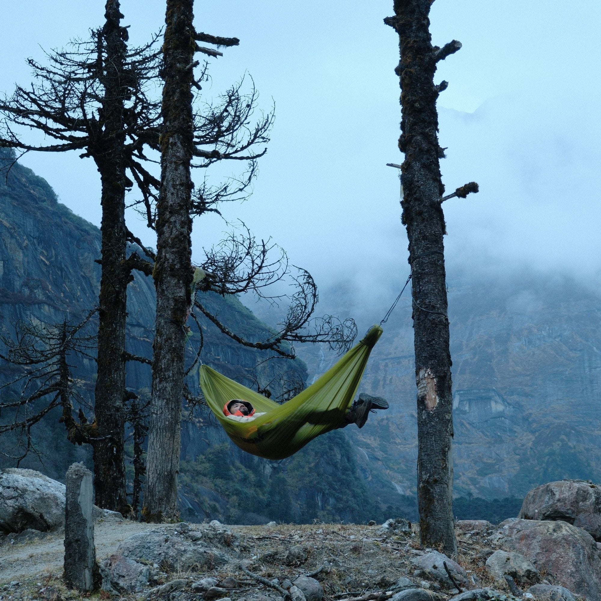 Hiker carrying Yachu Airlite Hammock Set on the trail