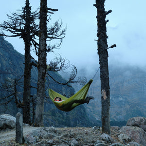 Hiker carrying Yachu Airlite Hammock Set on the trail