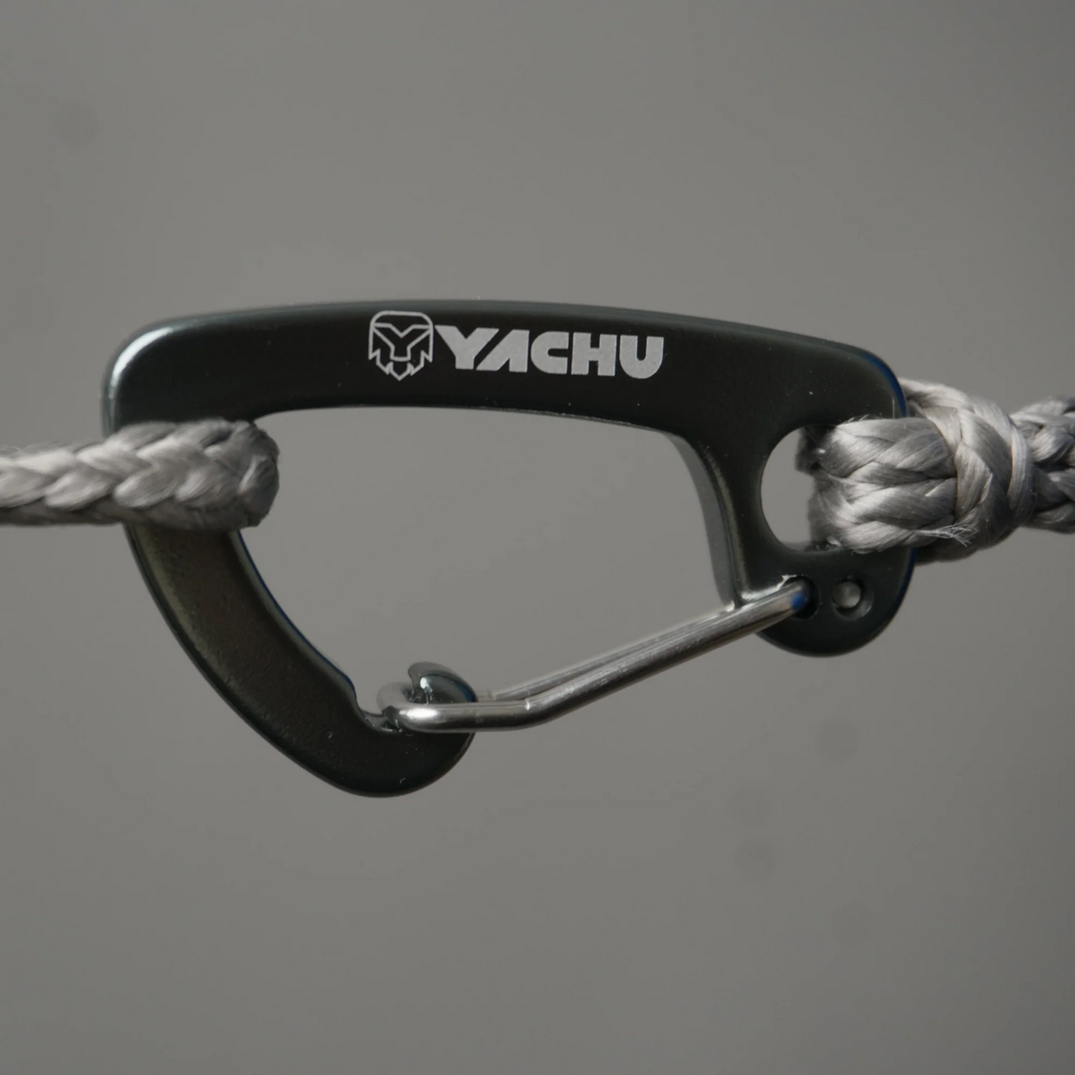 A Yachu 5 kN carabiner clipped to the suspension cord